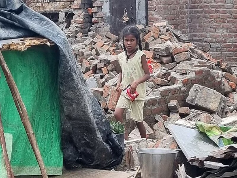 Uttarakhand: आशियाना उजड़ता देख बिलख उठे लोग, बोले- गरीब होना ही हमारे लिए सबसे बड़ा अभिशाप  है