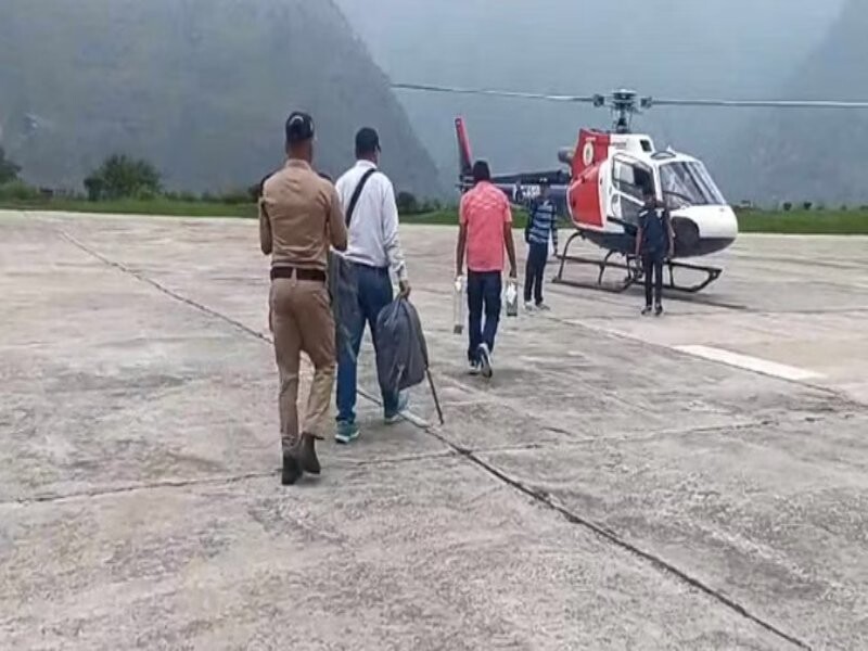 Uttarakhand: जोशीमठ में सड़कें बंद, पोलिंग पार्टियों को मतदान सामग्री के साथ हेलिकॉप्टर से पहुंचाया जा रहा