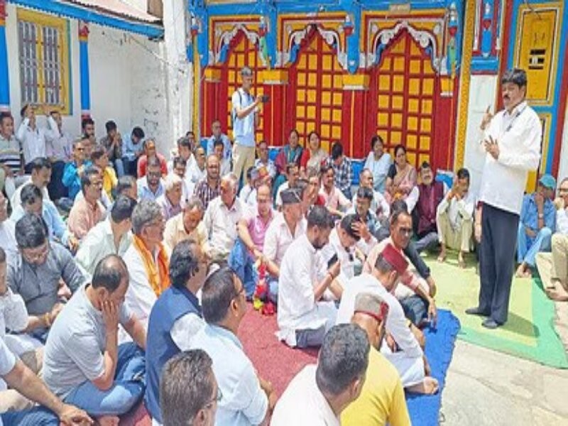 दिल्ली में केदारनाथ मंदिर निर्माण को लेकर तीर्थ पुरोहितों ने किया प्रदर्शन