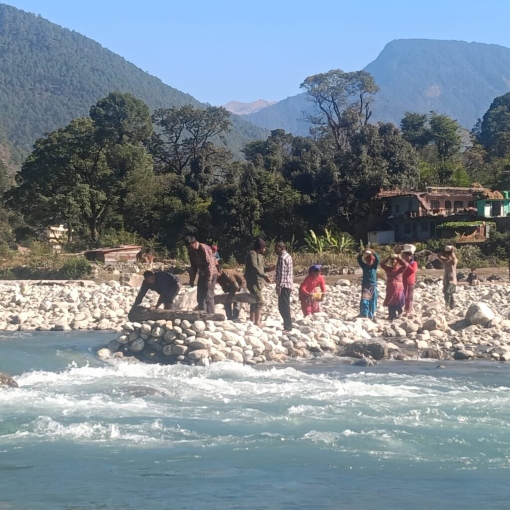 mahilaen khud kar rhi pul ka nirmanpg