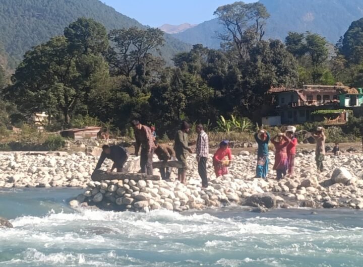 mahilaen khud kar rhi pul ka nirmanpg