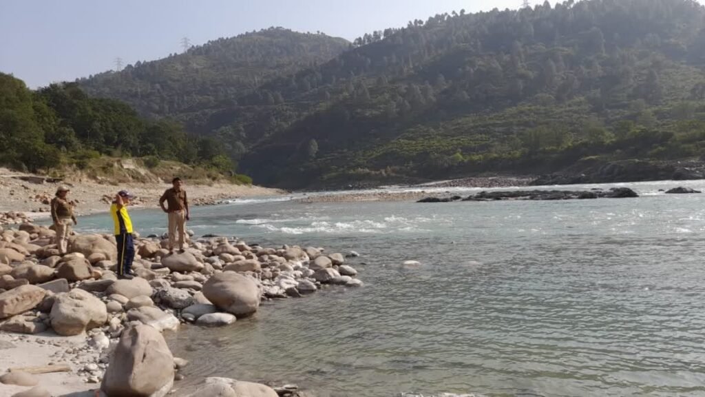 महिला ओर पुरुष डूबे