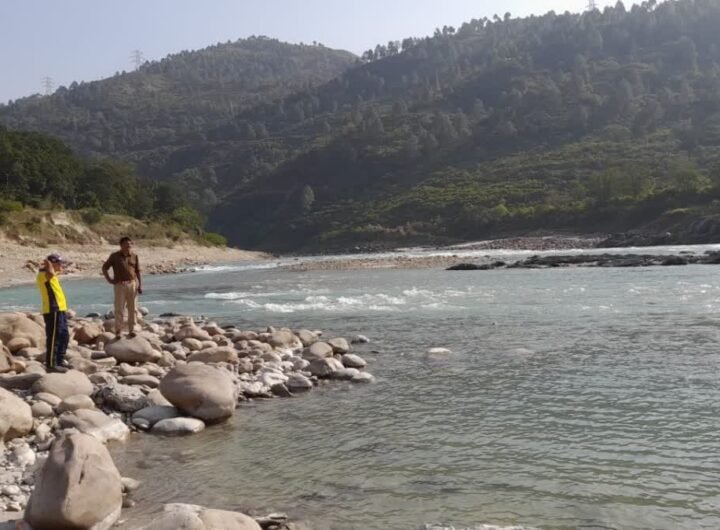 महिला ओर पुरुष डूबे